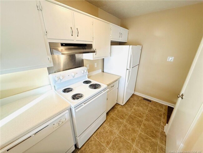 Building Photo - 824 Danish Dr