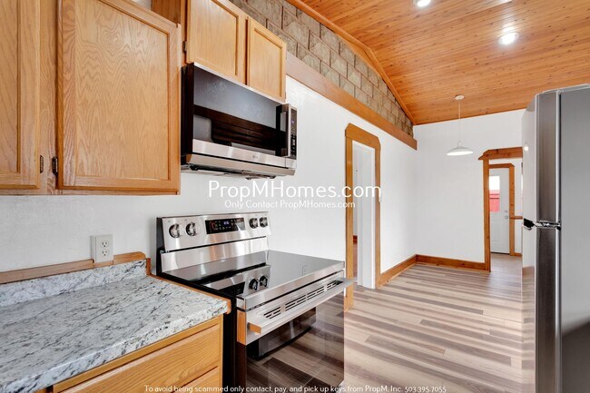 Building Photo - Updated Cottage in Gladstone!