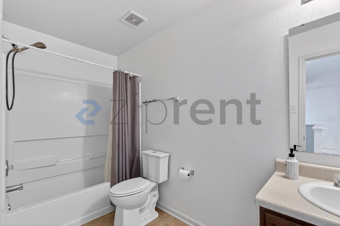 Building Photo - 504 Zander Woods Ct