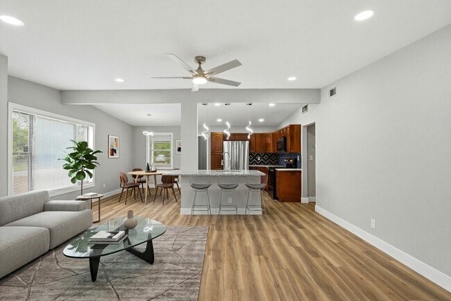 Building Photo - 937 La Marche Dr