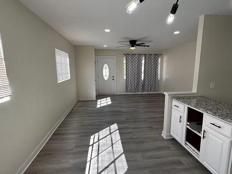 Building Photo - 8100 Sandland Dr
