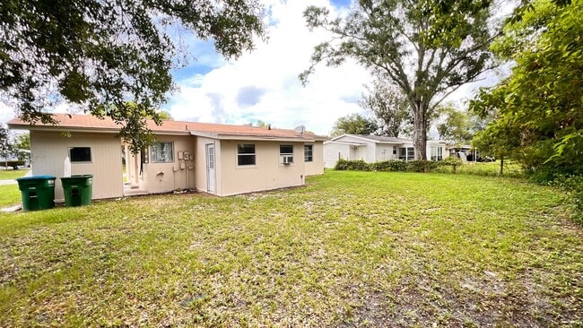 Building Photo - Lovely 2 Bedroom + Bonus Room, 1 Bathroom ...