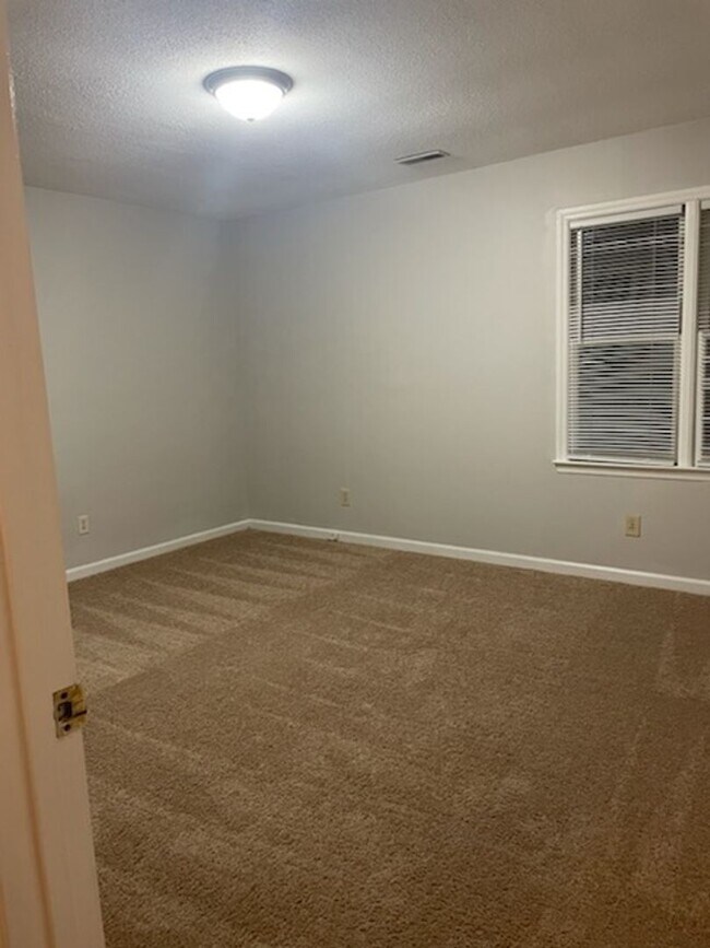 Building Photo - Charming 2br 1.5 near Downtown Cary! Available Now!