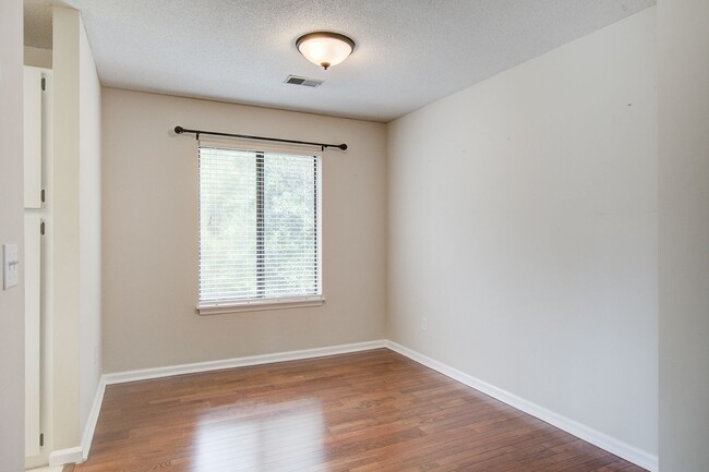 Building Photo - Cozy 2 Bedroom 2 Bathroom Condo in Seagate Village!
