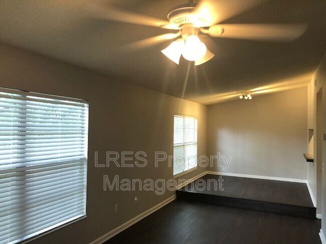 Building Photo - 1406 Northlake Dr