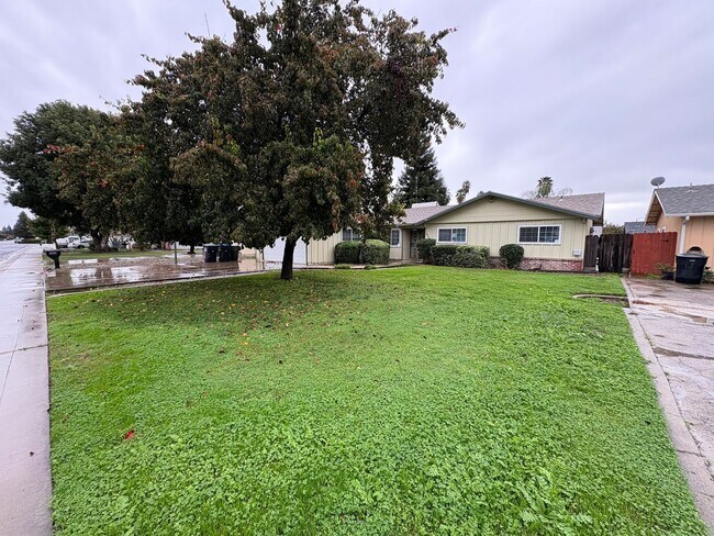 Building Photo - SW Visalia Home Available Now!