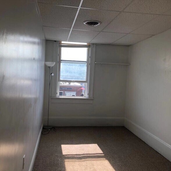 Building Photo - 108 Main St