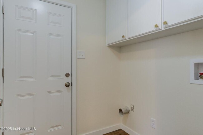 Building Photo - 3/2/1 FOR LEASE - SOUTH LUBBOCK