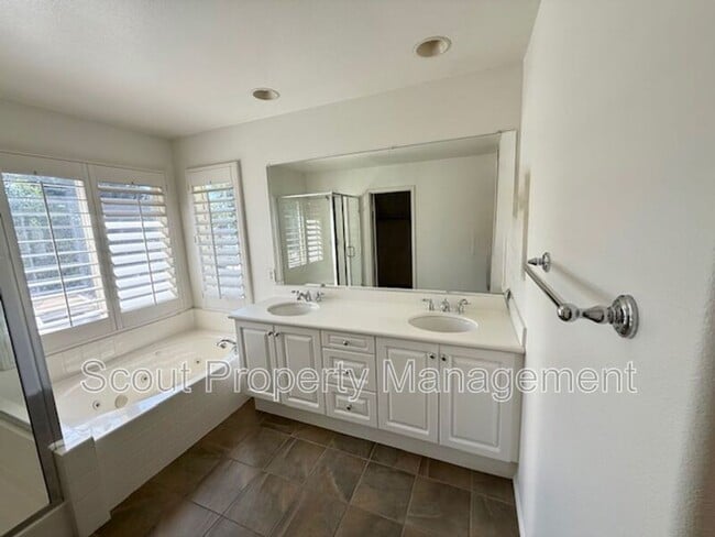 Building Photo - 39877 Worthington Pl