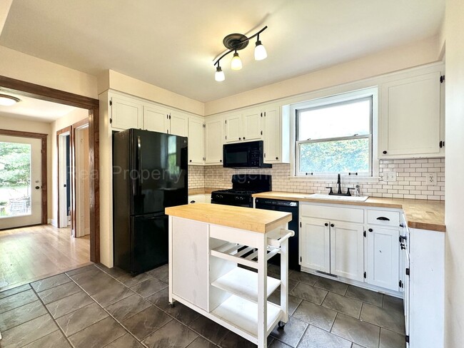 Building Photo - Craftsman Style, Modern Amenities Steps from Main St.