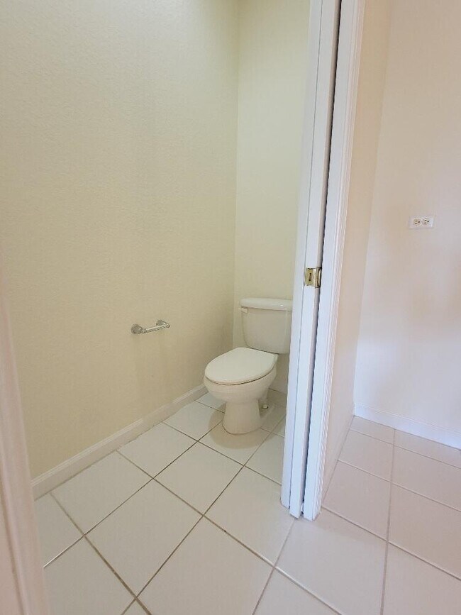 Building Photo - 221 Greenwich Cir