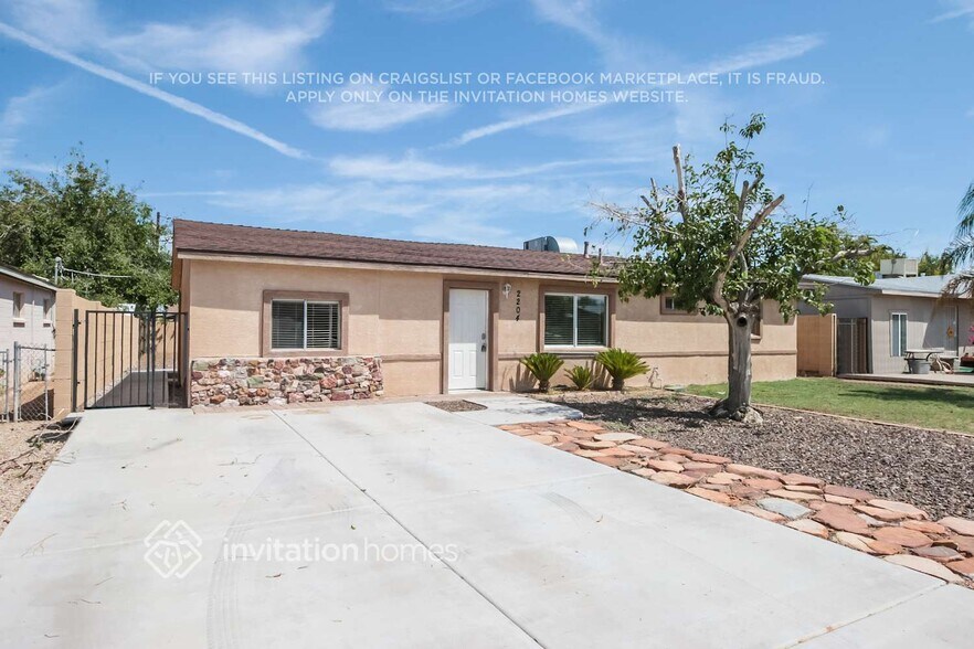 Building Photo - 2204 E Beverly Ln