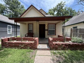 Building Photo - Charming 2-Bedroom Home with Detached Garage & Spacious Yard
