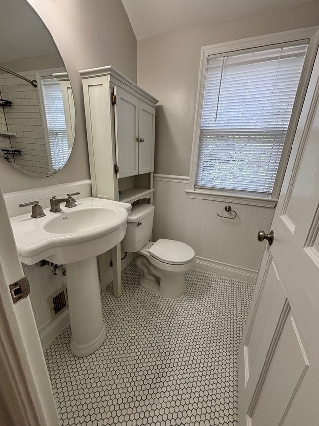 Building Photo - 2705 Fort Dr