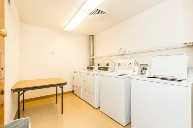 Building Photo - One bedroom one bathroom unit in Highland Estates with all utilities included!