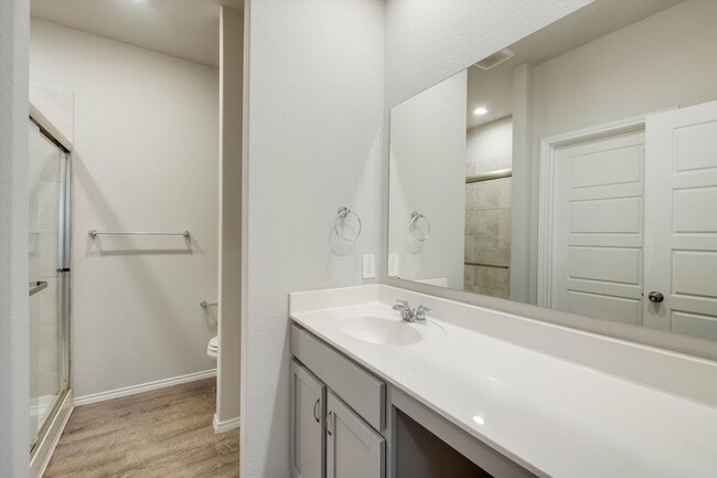 Building Photo - Well-Maintained Home with Modern Conveniences