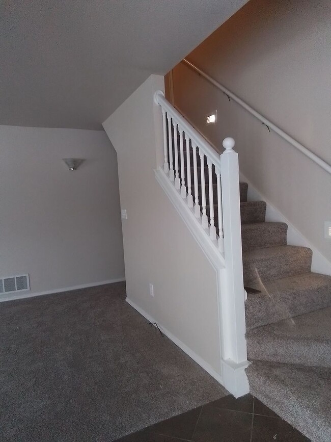 Building Photo - 4 bedroom: Super Clean with new carpet and...