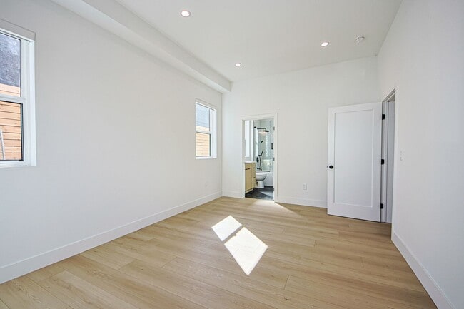 Building Photo - 715 N Gramercy Pl