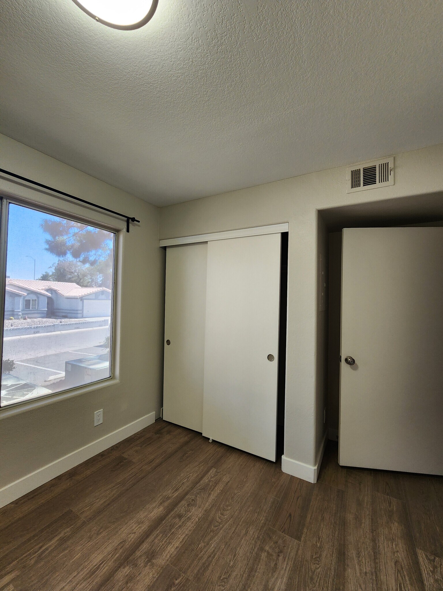 Building Photo - 3038 Tarpon Dr