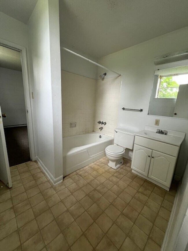 Building Photo - Beautiful Home with Mother in Law Suite or...