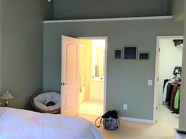 Building Photo - Beautiful Top Floor 2 Level 2 Bed 2.5 Bath...