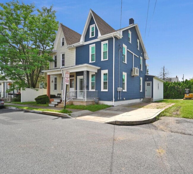 Building Photo - 313 S 1st St