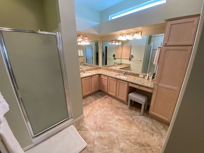 Building Photo - SEASONAL RENTAL in Glenview - 3 Beds, 2 Ba...