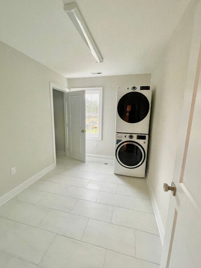 Building Photo - The Home You’ve Been Searching For!
