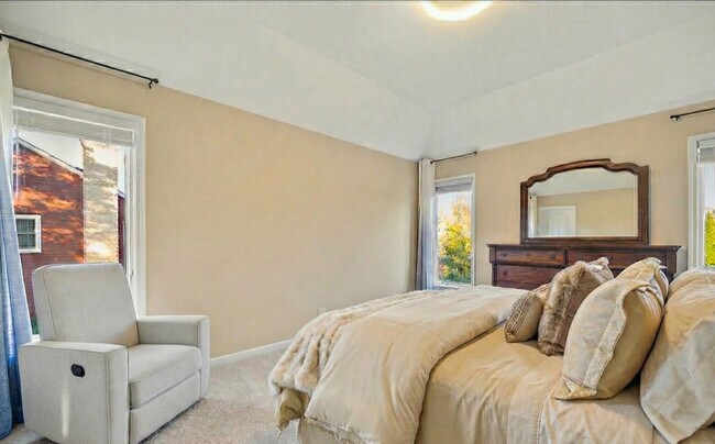 Building Photo - 142 N Dixon Dr