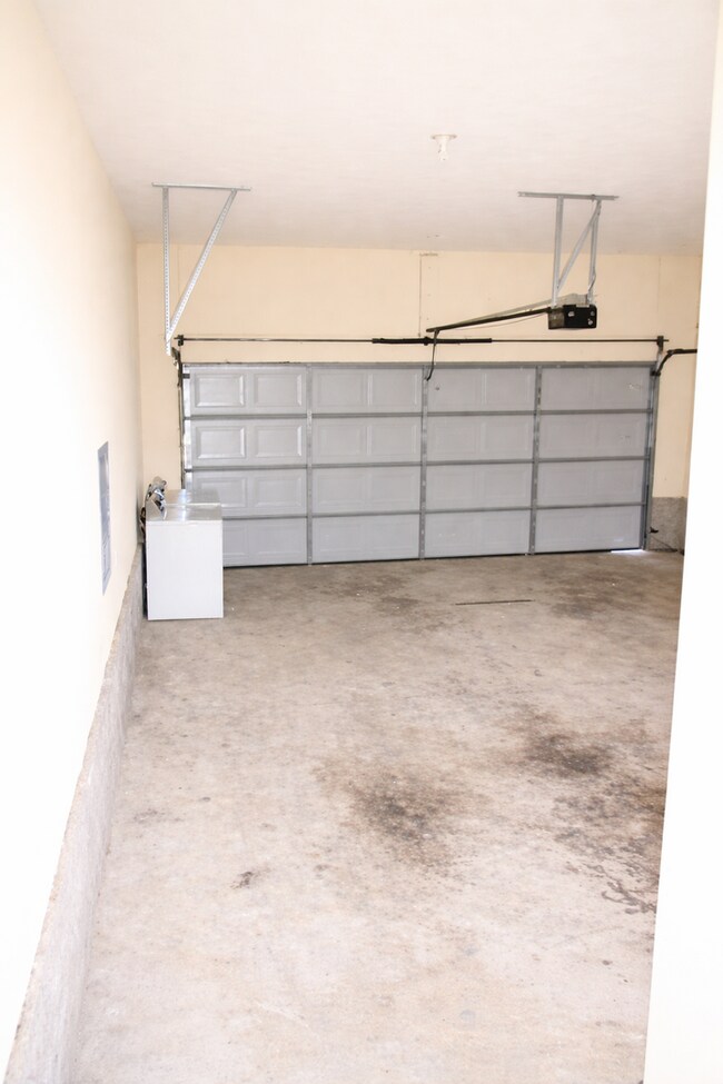 Building Photo - Spacious 3 Bed, 2 Bath Duplex in Prime Ozark Location