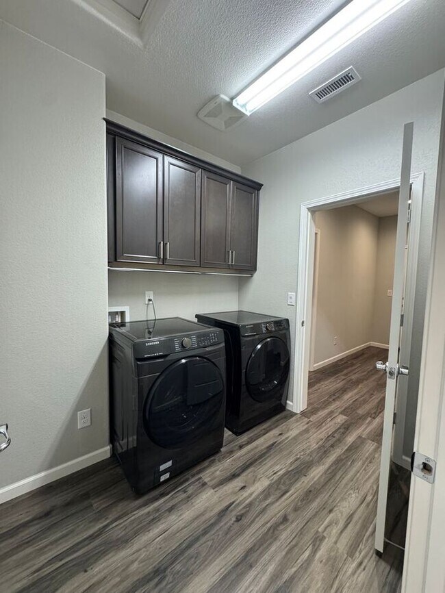 Building Photo - Spacious 4-Bedroom Dayton Home with Split-Bedroom Layout & Modern Finishes