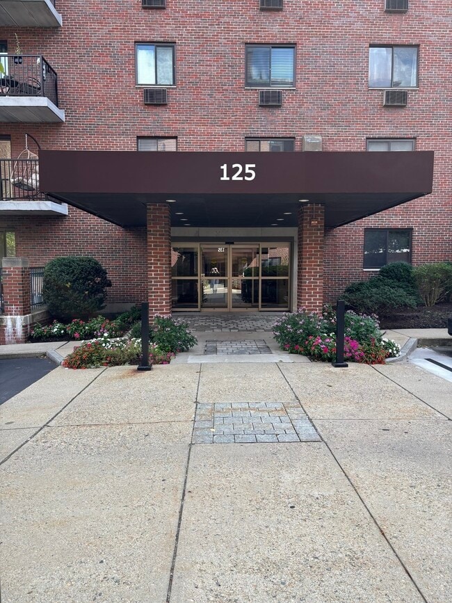Building Photo - 125 Pleasant St