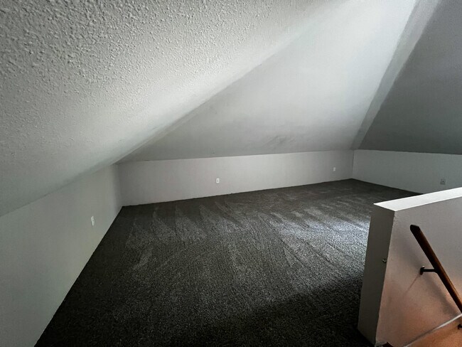 Building Photo - 820 10th Ave N