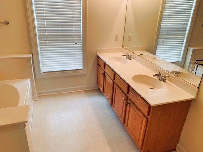 Building Photo - Location: Beautiful 3 bedroom, 2.5 bathroom single family home in Eagles Pointe Bluffton SC!