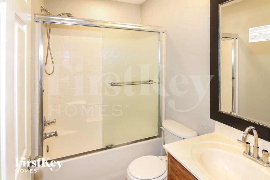 Building Photo - 9400 S Country Club Dr