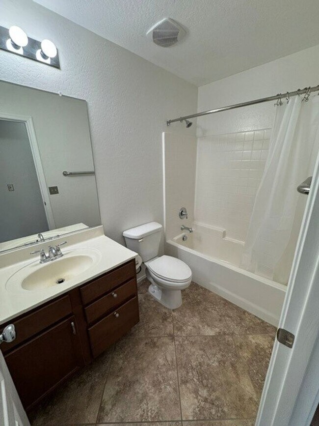 Building Photo - **STUNNING 3 BEDROOM/2.5 BATHROOM HOUSE IN LOCATED IN LYONS GATE (RAY & HIGLEY)**