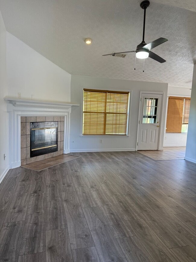 Building Photo - 3 Bedroom 2 Bathroom Ranch Home