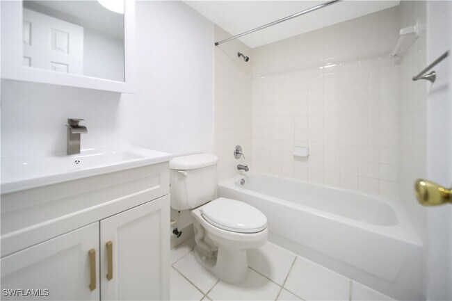 Building Photo - 4621 Bayshore Dr