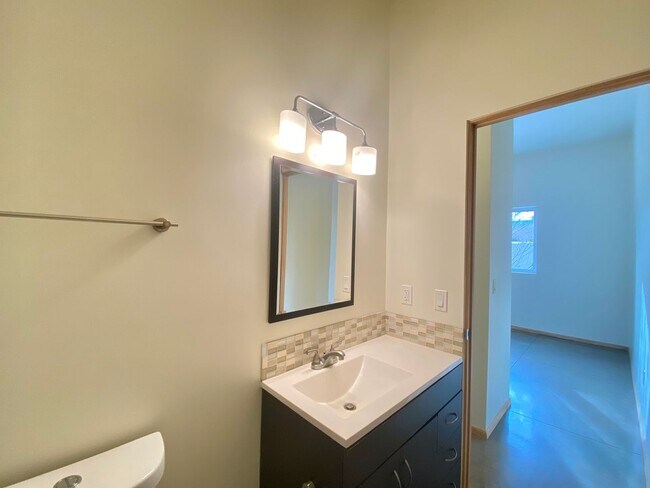 Building Photo - 1 MO. FREE RENT! Contemporary Retreat on Dunlap St.