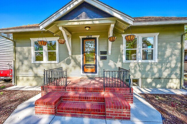 Building Photo - 2 Bedroom 1 Bath Duplex