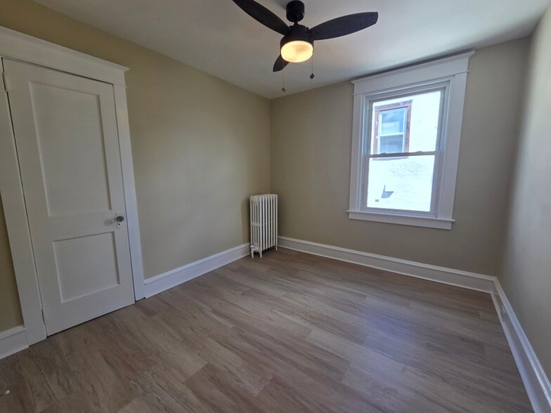 Middle BR - 2450 Mansfield Ave