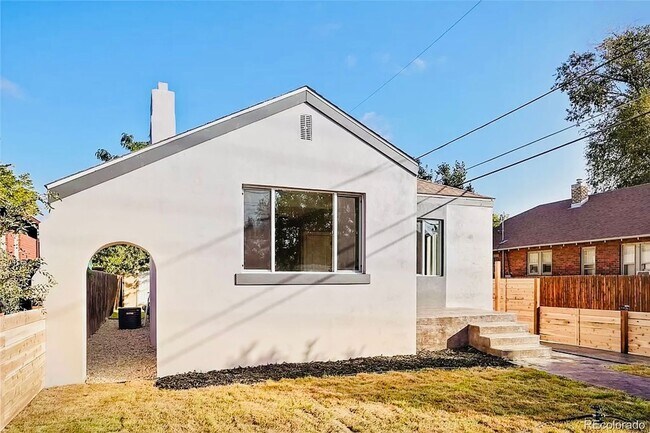 Building Photo - Beautiful 2 Bed 2 Bath With Bonus Living Space in Denver's Clayton Neighborhood