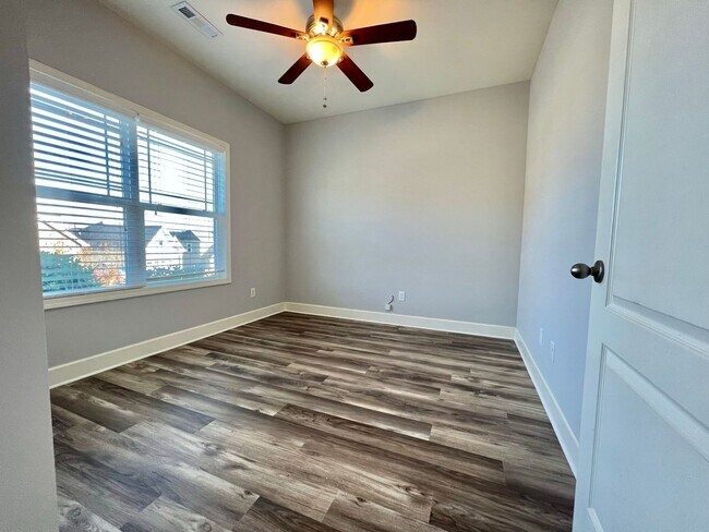 Building Photo - Single Level 3 Bed, 2 Bath Home with 2 Car Garage & Fenced Backyard