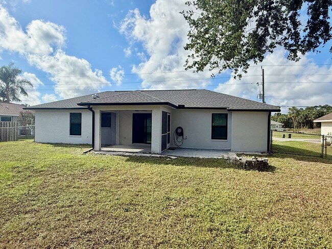 Building Photo - Beautifully updated 3BR/2BA home in a prime North Port location!