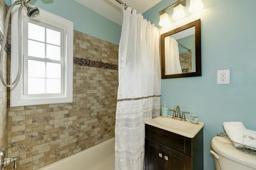 Bath - 1618 W Abingdon Dr