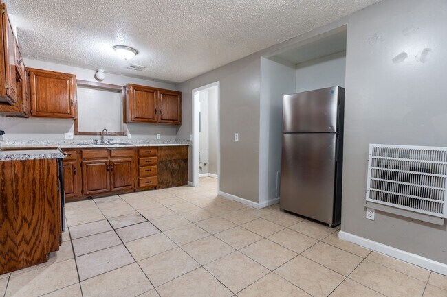 Building Photo - Charming 5-bedroom, 1.5-bathroom home