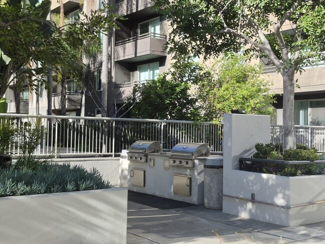 Building Photo - 600 W 9th St