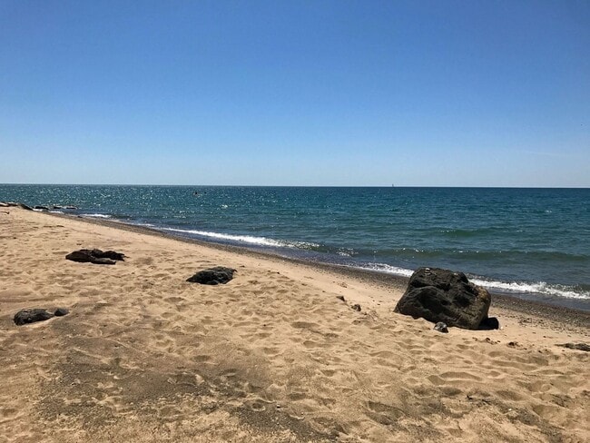 Building Photo - 3622 Lakeshore Dr