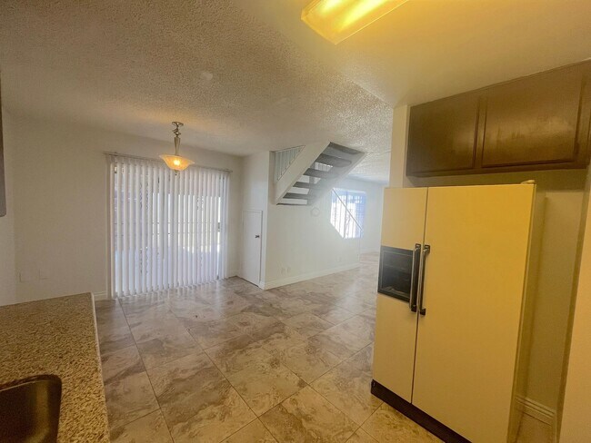 Building Photo - SPACIOUS 2BED/2BATH TOWNHOUSE