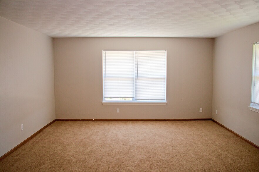 Living - 3408 N Ten Mile Dr